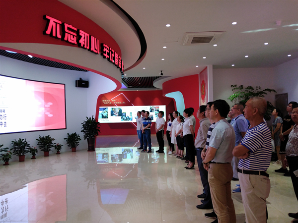 学员在武夷新区参观“弘扬廖俊波精神 新时代新担当新作为 ”图片展_副本.jpg 学员在武夷新区参观“弘扬廖俊波精神 新时代新担当新作为 ”图片展_副本.jpg