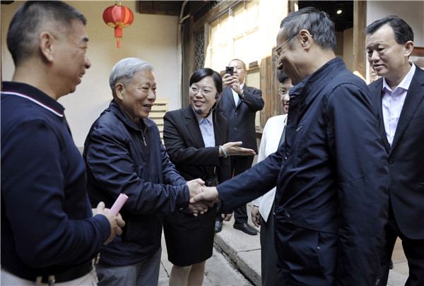 看望刘冠雄后人.jpg