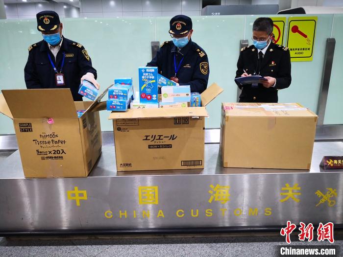 福州首批捐赠物资在福州长乐机场顺利通关。　福州海关供图　摄.jpg