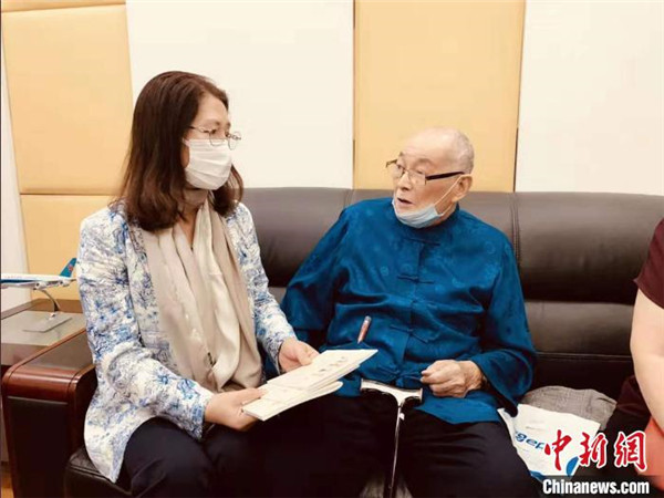 庄垂楷说：“我只有捐款了才能安心。” 驻菲使馆供图.jpg