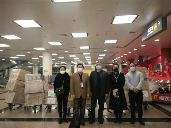 邓飚副主席等到机场协调海外侨捐物资通关.jpg