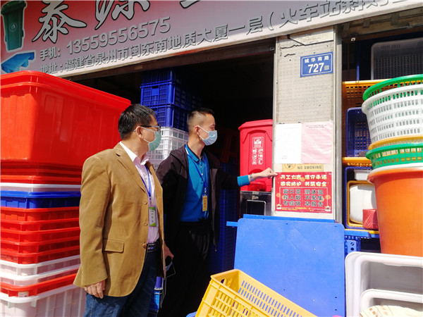 2庄金盈同志(左)指导小型企业复工.jpg 2庄金盈同志(左)指导小型企业复工.jpg