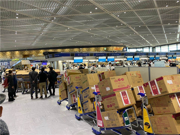 2.3日本侨胞捐赠的物资上写满了祝福语.jpg 2.3日本侨胞捐赠的物资上写满了祝福语.jpg