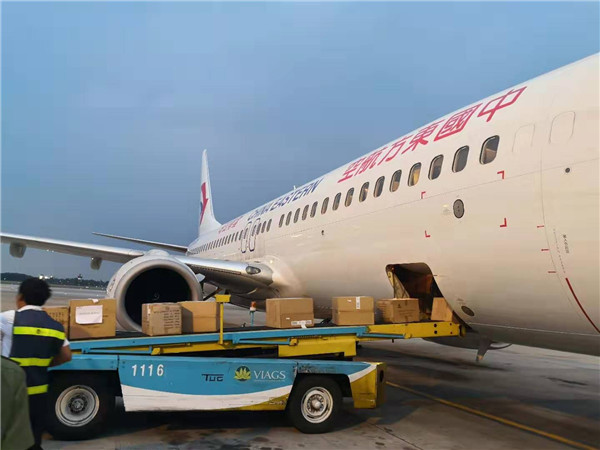 3.3捐赠物资从金边机场空运回福州.jpg 3.3捐赠物资从金边机场空运回福州.jpg