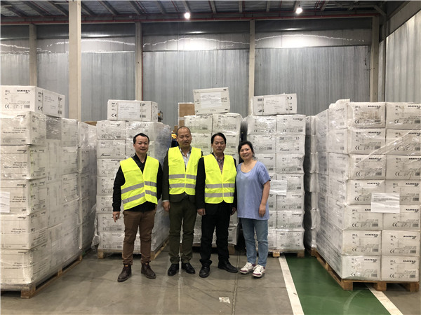 4.3西班牙等待空运的防护物资.jpg 4.3西班牙等待空运的防护物资.jpg