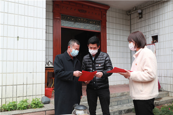 志愿者上门宣传疫情防控知识，并详细摸排境外返乡侨胞情况.jpg