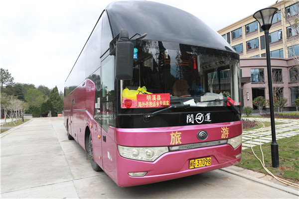对境外返乡侨胞实行专车“点对点”接送.jpg
