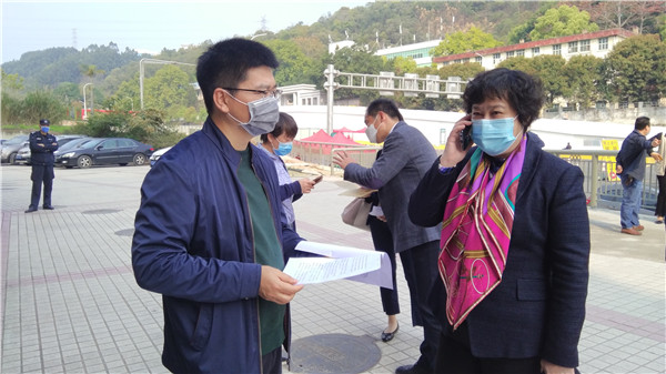 市委常委、统战部部长陈晔电话慰问隔离点侨胞1.jpg