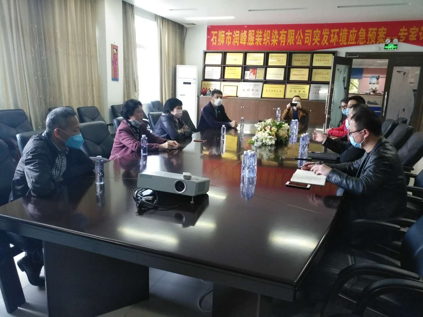 6陈晓玉主席、王巧丽副主席走访润峰织染公司.jpg
