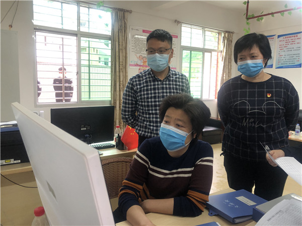 1陈晓玉主席（右一）在安溪县检查隔离点现场监控.jpg
