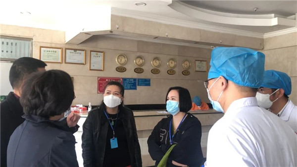 2钟文玲副主席（正面左一）检查晋江市英林镇集中医学观察点.jpg