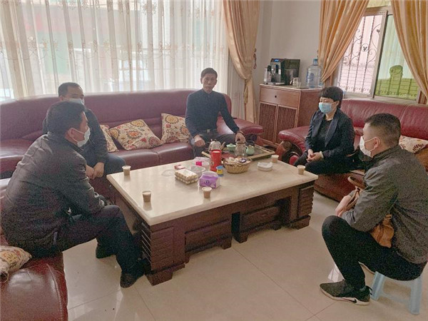 入户走访慰问问居家隔离期结束的返乡侨胞.jpg