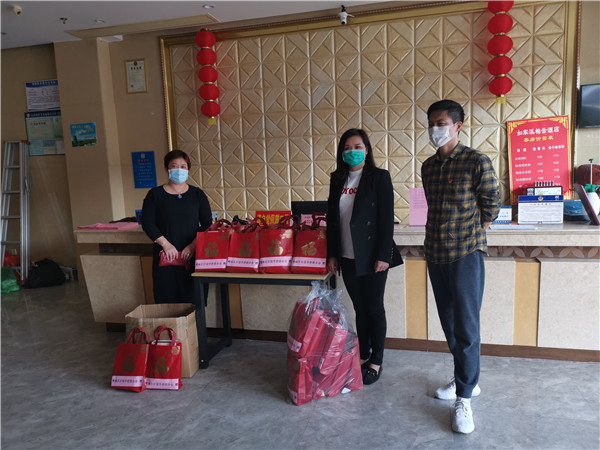 向集中医学观察的返鲤海外侨胞和港澳同胞送去慰问礼包.jpg