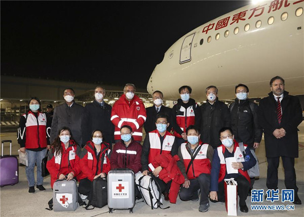 3月12日，在意大利首都罗马，意大利红十字会主席罗卡（后排右六）与中国抗疫医疗专家组一行9人合影。.jpg