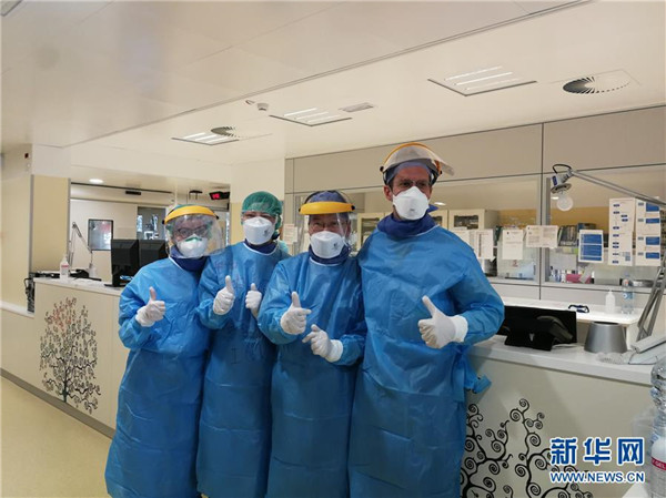 3月18日，在意大利帕多瓦，中国抗疫医疗专家组成员与当地医生合影.jpg