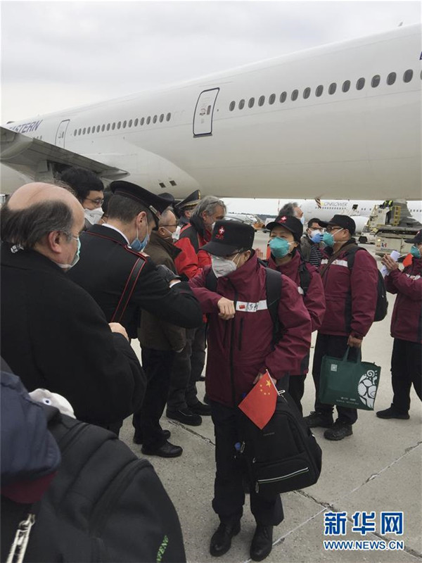 3月25日，在意大利米兰马尔奔萨机场，意方人员以“击肘”的方式欢迎中国第三批赴意大利抗疫医疗专家组成员的到来.jpg