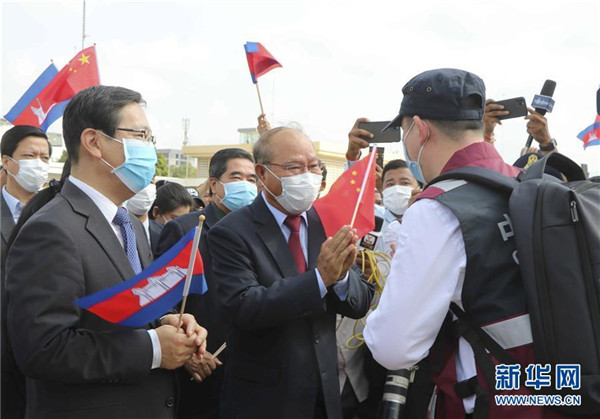 3月23日，在柬埔寨首都金边，柬埔寨卫生大臣曼本亨（中）在机场迎接中国抗疫医疗专家组.jpg