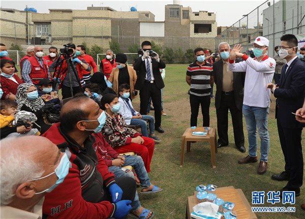 3月16日，在伊拉克巴格达，中国医疗专家展示科学的洗手方法。.jpg