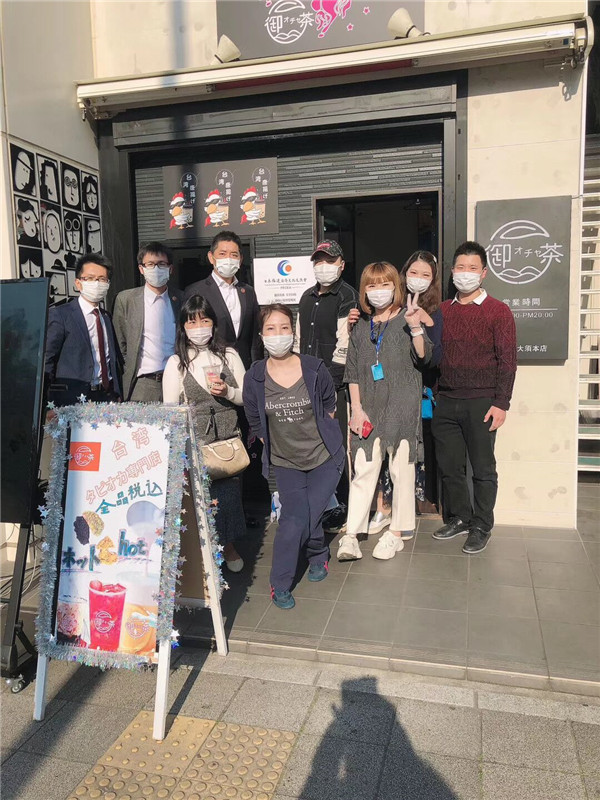 日本福建经济文化交流会设点向会员们发放口罩。受访者供图.jpg