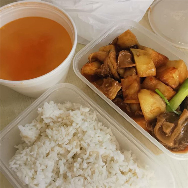 1孩子们的爱心餐非常可口，非常实惠爱心价.jpg