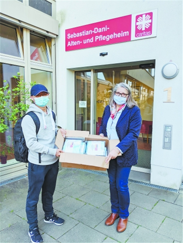 侨胞向德国波恩的养老院捐赠口罩.jpg