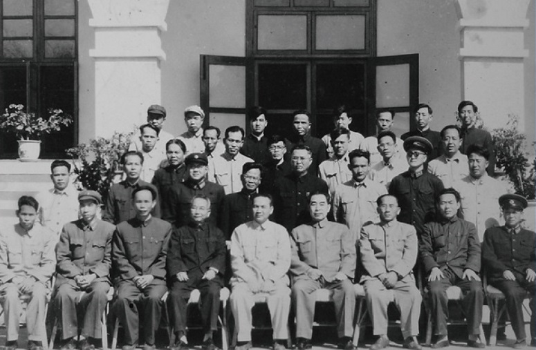 1960年周总理与海南党政军领导合影.jpg