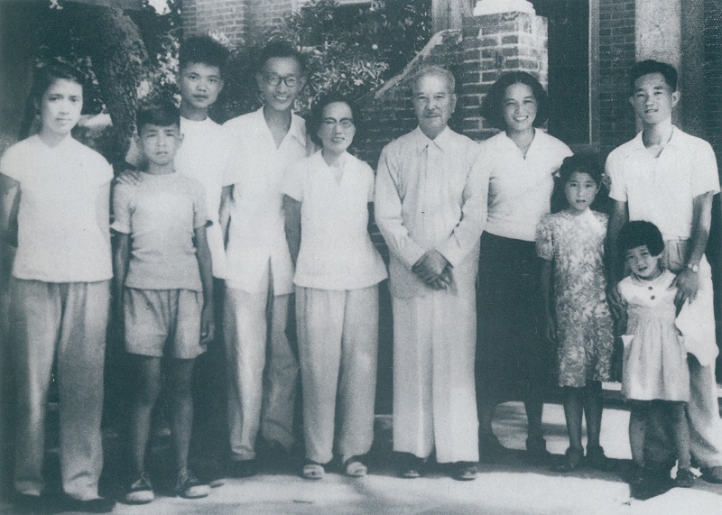 1958 年，陈嘉庚先生 （ 右五） 亲切接见郭瑞人伉俪 （ 左四、 、 左五）.jpg