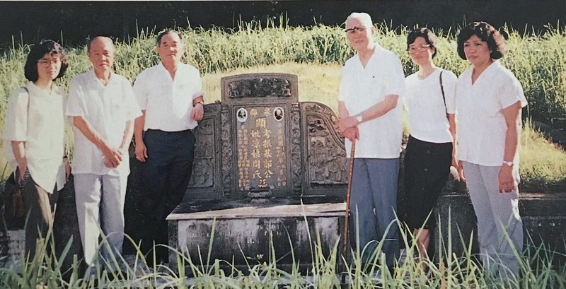 1990 年7  月，郭瑞人偕胞弟率子孙祭扫祖墓.jpg