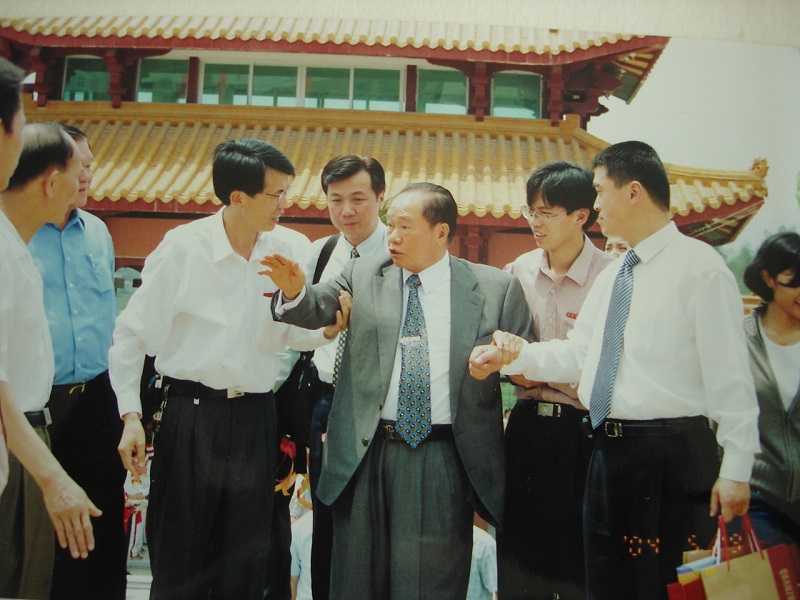 2004年，黄奕聪（右三）再次回到故乡，捐资建设奕聪中学高中部.jpg