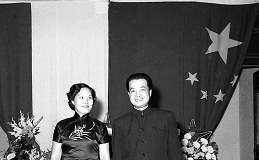 1957年国庆日，司马文森、雷维音在驻印尼使馆合影。.jpg