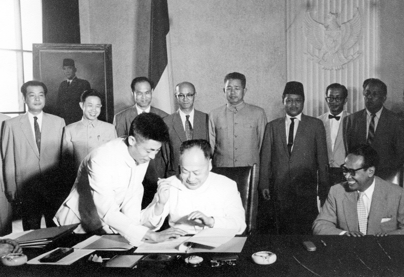1964年4月1日，《中国和印尼友好条约》及《中国和印尼文化合作协定》在印尼外交部正式签订，中方陈毅副总理兼外长、代表团成员、黄镇大使、司马文森参赞（后排左一）等出席。(1).jpg