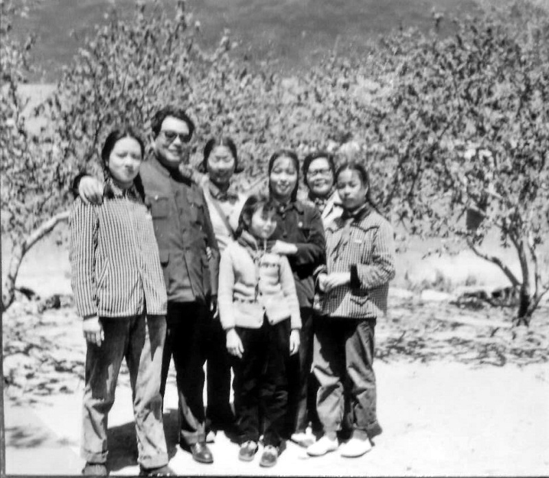1966年司马文森雷维音和女儿们在北海公园。（司马小萌摄）.jpg