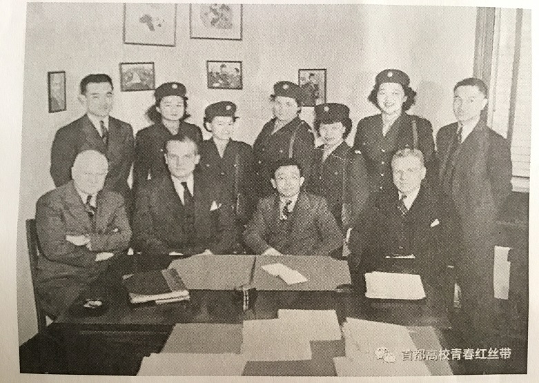 1943年，美国医药援华会办公室，血库工作人员（后排）与美国医药援华会成员合影（前排左三为许肇堆）.jpg