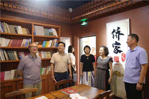 验收指导组实地查看集美街道“侨胞之家”。 黄添荣摄.jpg