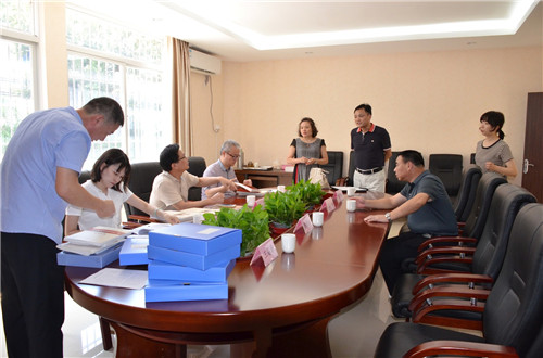 验收指导组逐项检查集美区“侨胞之家”示范点申报材料。 吴倩摄.jpg