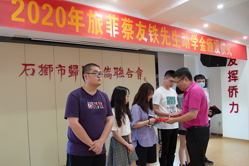 2石狮市副市长刘艺波（右一）发放助学金.jpg
