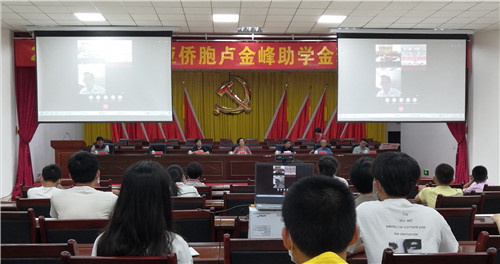 现场视频连线卢金峰先生.jpg