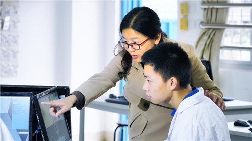 近年来，集美工业学校在全国职业院校技能大赛和教师教学技能大赛中表现抢眼。图为学校张小瑜老师指导学生开展分析化学项目训练.jpg