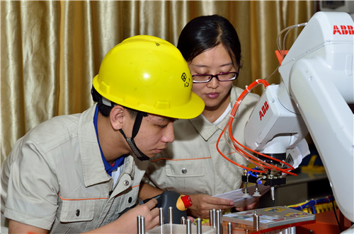 学校重视联合企业行业协作育人，以实训培养学生职业技能.jpg