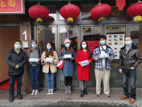 乡亲和中国留德学生领取了委员会的口罩.png