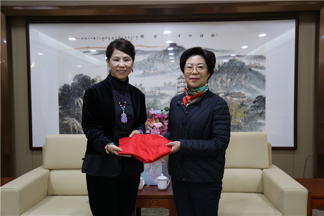 市侨联主席蓝桂兰（右）为刘丹蕻女士（左）送上两条寓意喜庆吉祥的红围巾.jpg