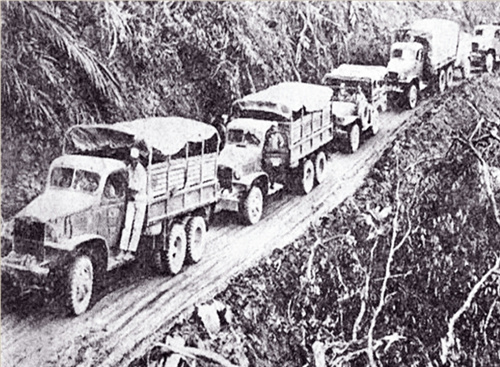 04南侨机工在滇缅公路上抢运抗战物资，路面狭窄，危崖在侧，极端考验机工的技能.jpg