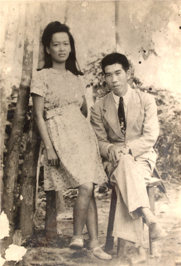 5、1945年8月与陈青山在琼纵根据地结婚，这是1948年11月部队打下定安县石壁墟后拍的第一张结婚照.jpg