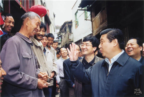 2002年4月8日，习近平在南平邵武市和平古镇考察。.webp.jpg