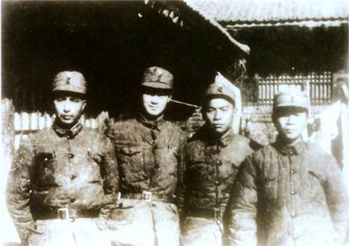 1937年10月，李子芳（左一）在延安抗大三期五队学习时留影.jpg