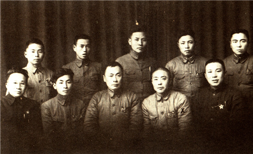 图2：1938年1月，部分南方游击区负责人在南昌新四军军部合影，前排左起：张云逸、叶飞、陈毅、项英、黄道.jpg