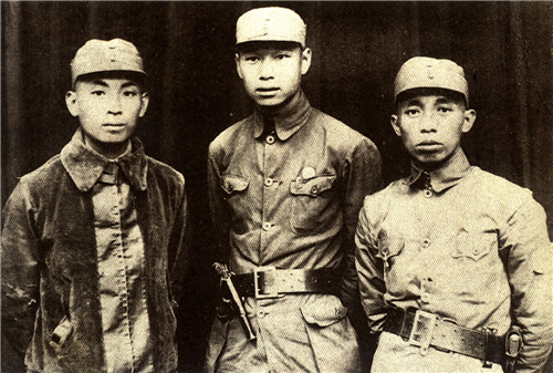 图3：1940年8月，叶飞（右一）与吉洛（姬鹏飞，中）、张藩合影.jpg