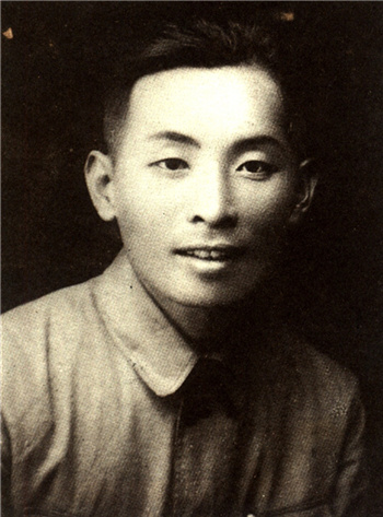 图4：1945年8月，抗战胜利后于浙江留影.jpg