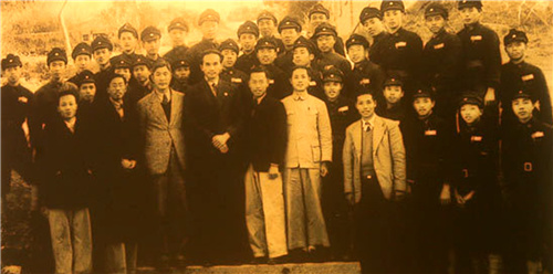 图2：1947年时任福建省教育厅厅长的梁披云（第一排左四）到漳州农村学校调研时，与师生合影.jpg