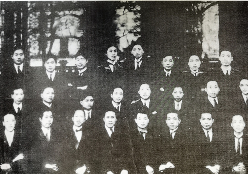 1923年，郑超麟（前排左三）与周恩来（后排右一）等留法学生在法国留影.jpg